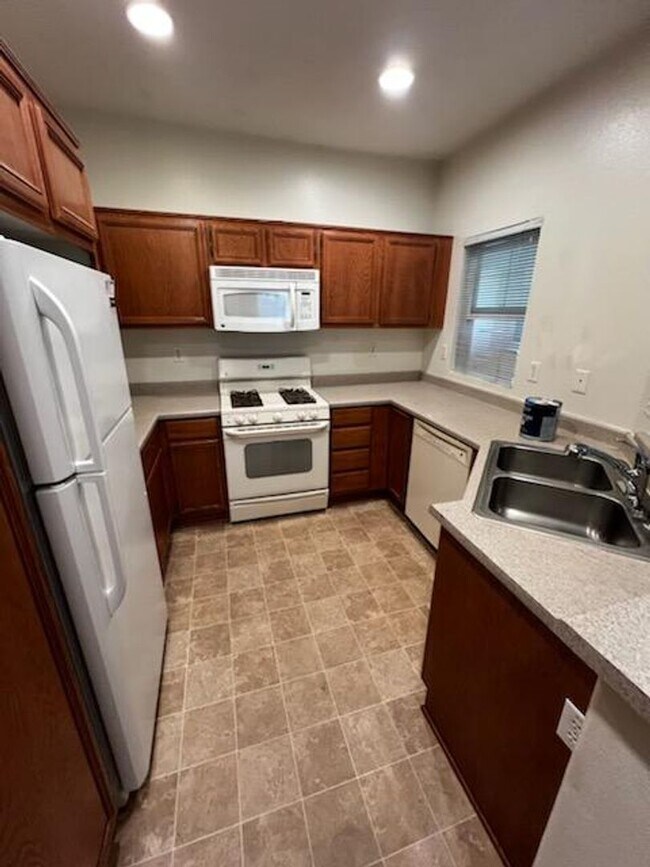 Building Photo - Upper Unit 2 Bedroom Condo in Gated Commun...