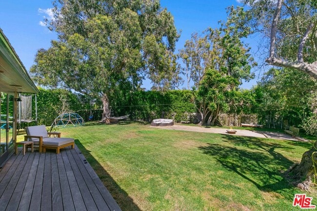 Building Photo - 7038 Dume Dr