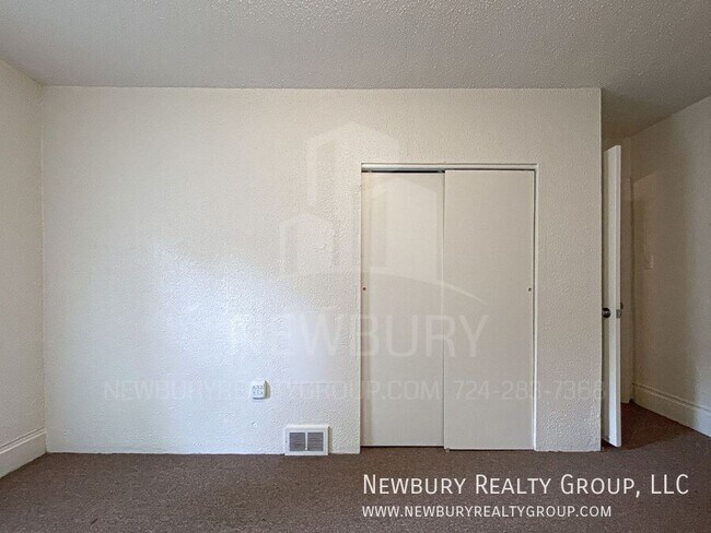 Building Photo - 37 Hickory St