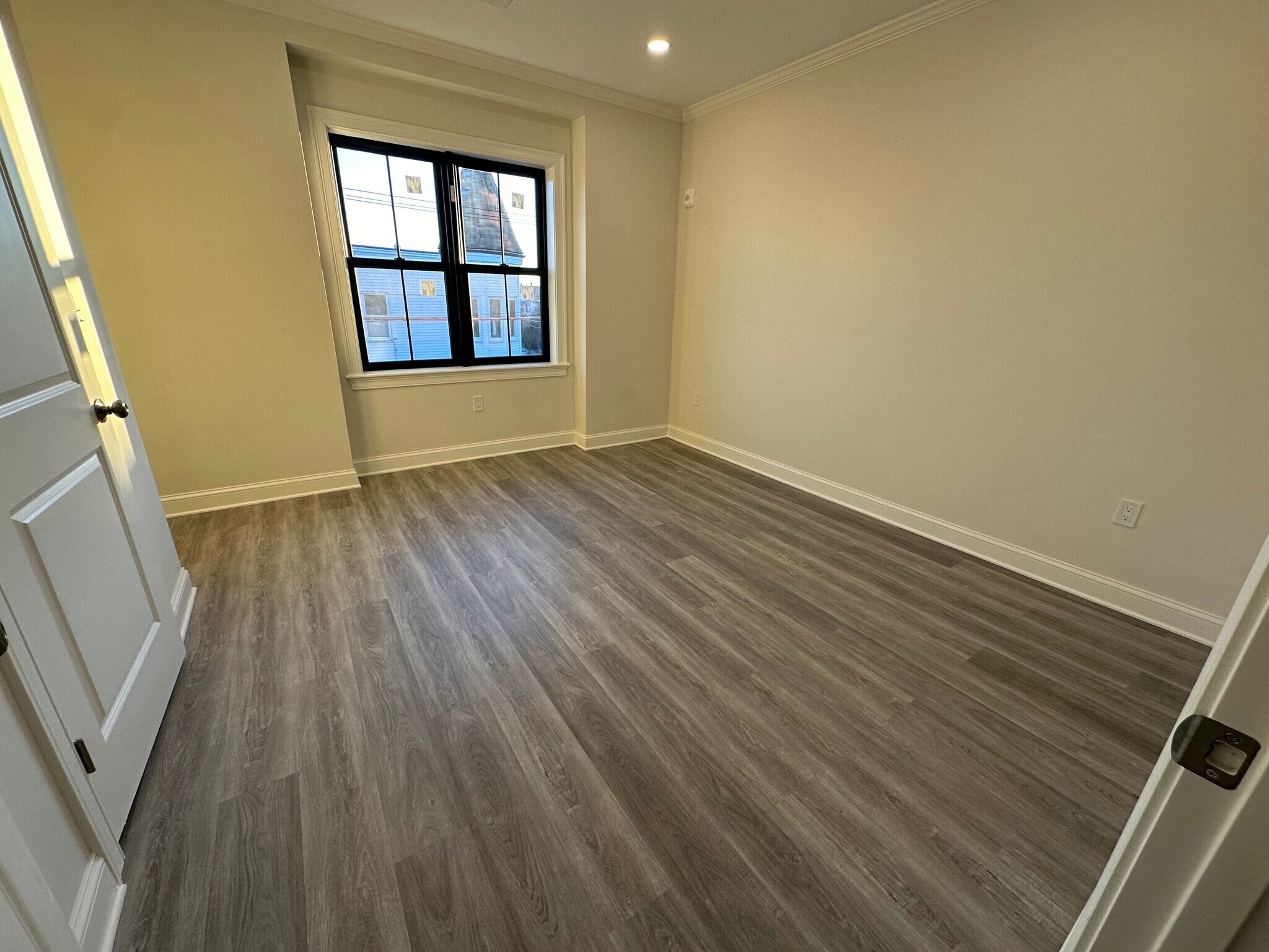 Building Photo - 48 Nichols St