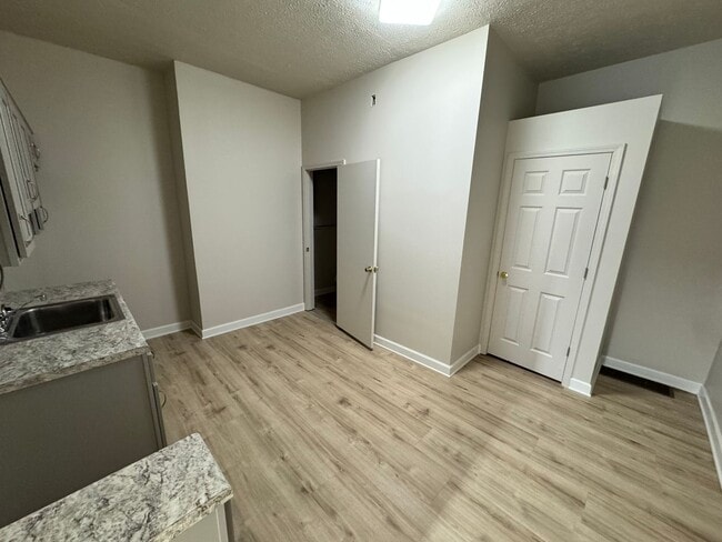 Building Photo - 2725 S 4th St