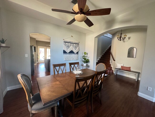Building Photo - Beautiful single-family home with 6 Bedroo...