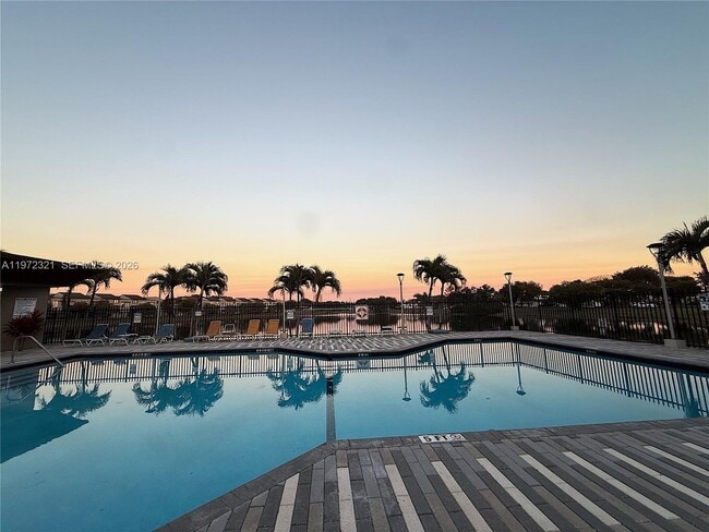 Building Photo - 10231 Fontainebleau Blvd