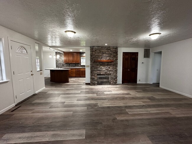 Building Photo - 3 Bedroom 2 bath Farm house