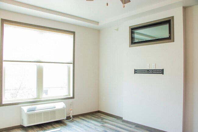 Building Photo - Spacious Corner 1 Bed!