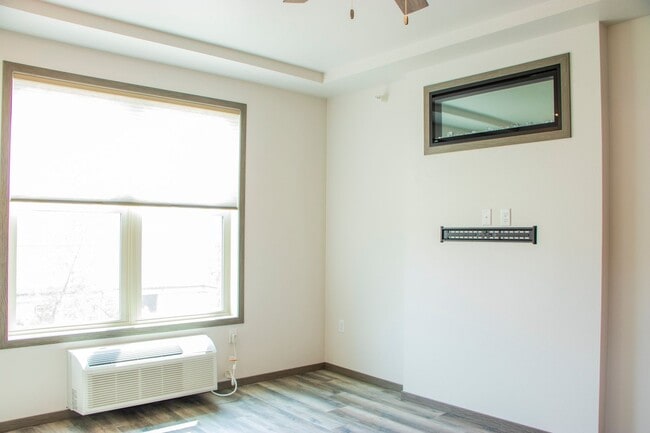 Building Photo - Spacious Top Floor Corner 1 Bed!