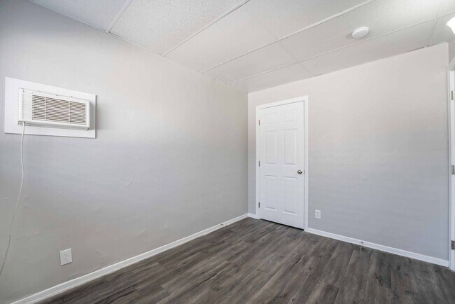 Building Photo - White St 2104-2106