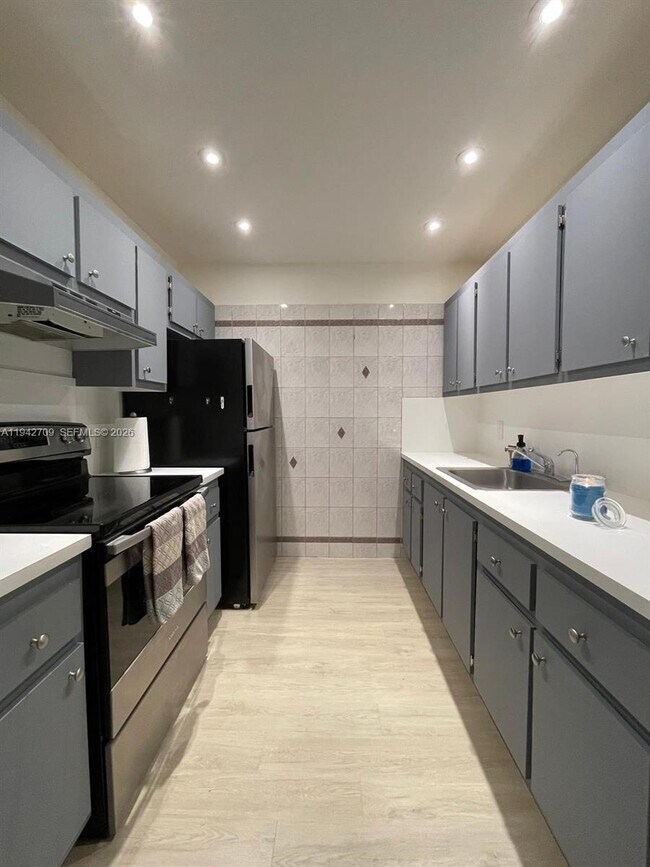 Building Photo - 13250 SW 4th Ct