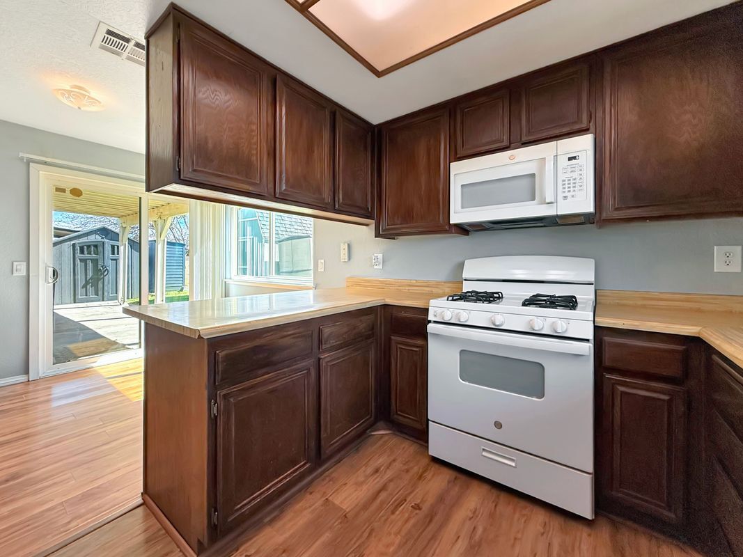 Building Photo - 2500 Topaz Ln