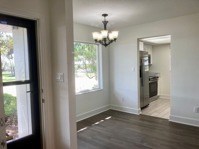 Building Photo - 2 bedroom, 2 bath condo ready to go!