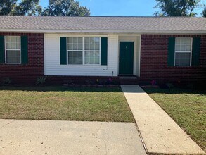 Building Photo - Two bedroom duplex in wonderful location!