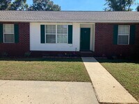 Building Photo - Two Bedroom Unit in Bustling 9 Mile Area i...