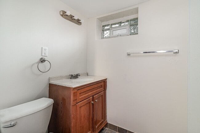 Building Photo - Spacious 5bed|2bath Home w/ Large Backyard...