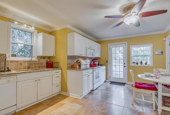 Building Photo - Cute home in Easy Nash w/fenced in yard