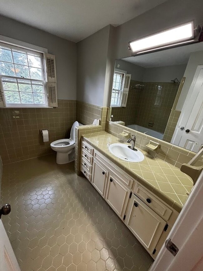 Building Photo - Large 4 Bedroom 2 Bath Home