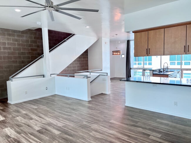 Building Photo - 378 S Farmer Ave