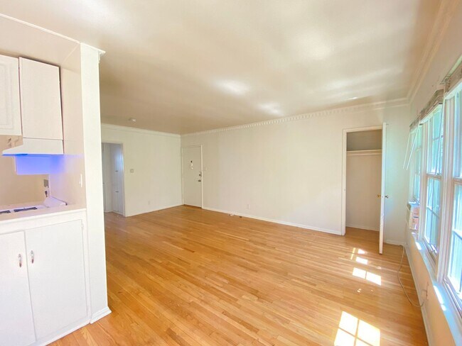 Building Photo - 1 Bed + 1 Bath Second Floor Unit!