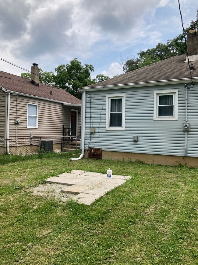 Building Photo - 2 bedroom with fenced in yard