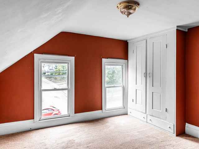 Building Photo - Center St