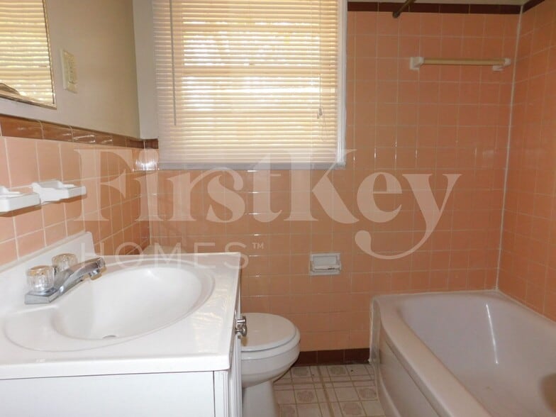 Building Photo - 4896 Lochinvar Dr