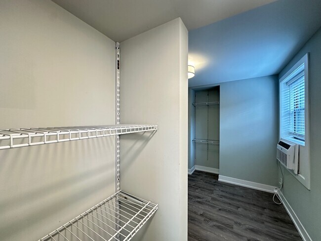 Building Photo - 508 W Belmont Ave