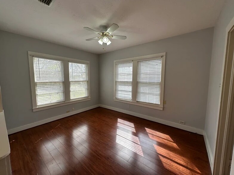 Den/Bonus room - 521 E Charnwood St
