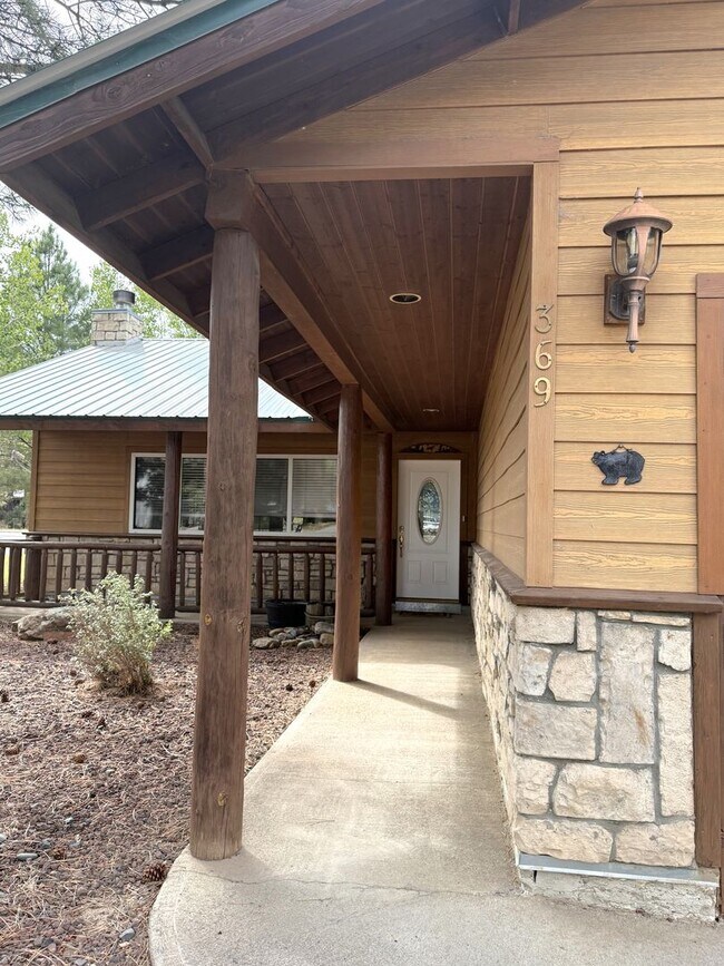 Building Photo - Beautiful 3BD/2BA Home In Lake Forest Comm...