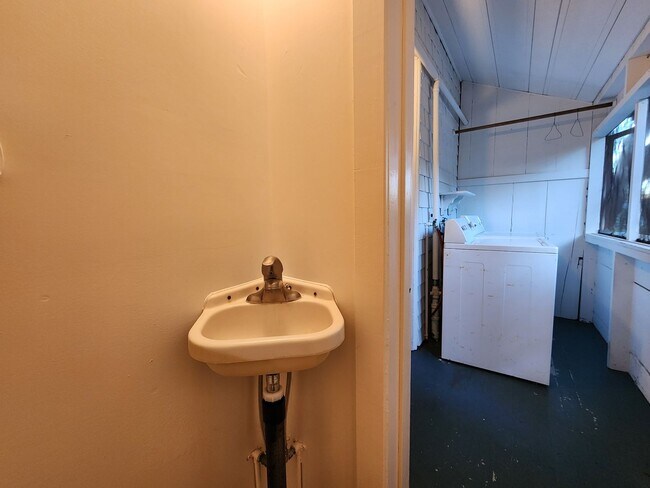 Building Photo - 7251 Maple Ave