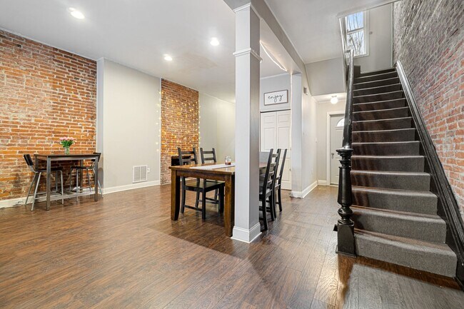 Building Photo - 5 bed, 2.5 Bath, Southside Flats