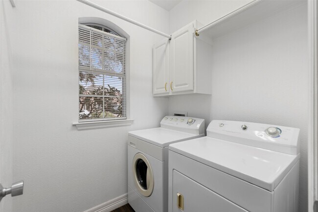 Building Photo - 9023 Eaglecove Dr