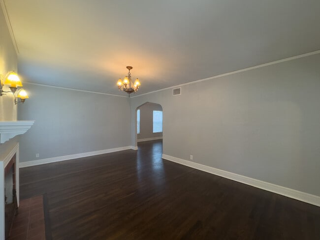 Building Photo - 1208 S Broadway Ave