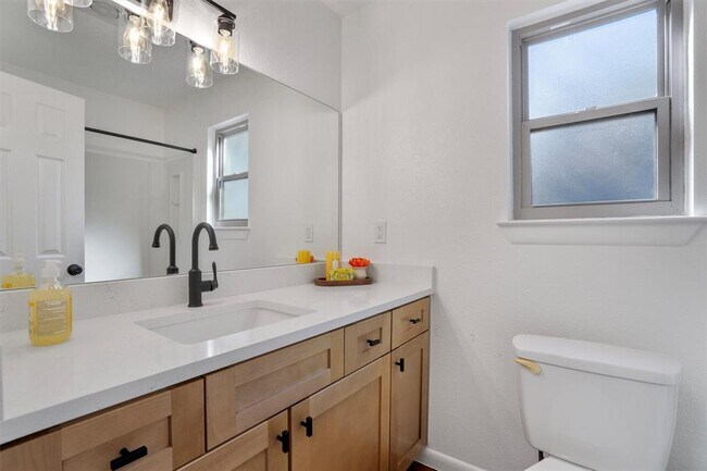 Building Photo - 6909 Woodhue Dr