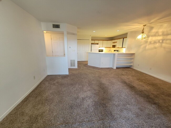 Building Photo - Top-Floor, spacious, 1 Bedroom Condo in So...