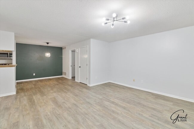 Building Photo - 2 bedroom ranch style condo $1650