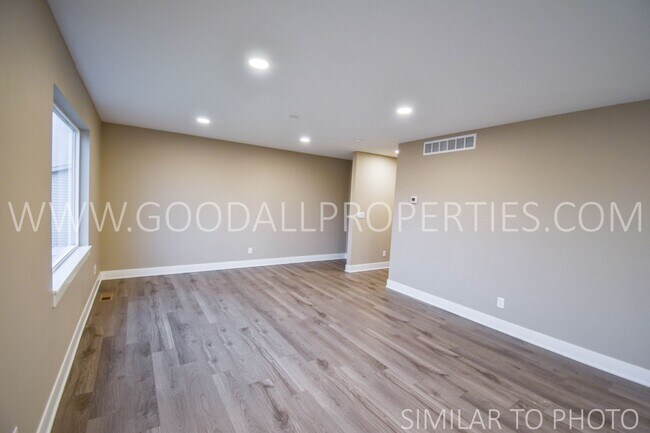 Building Photo - Wonderful 5 bedroom, 3.5 bath with a finis...
