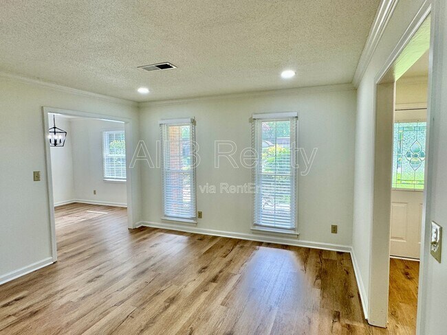 Building Photo - 713 Dubuque Dr
