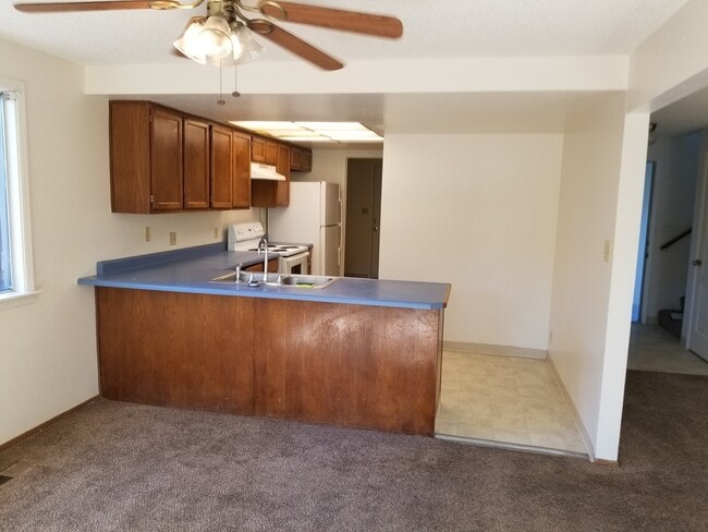 Building Photo - Walking Distance to neighborhood schools a...