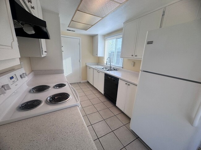 Building Photo - 3 Bedroom Home with RV Parking!