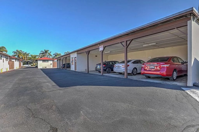 Building Photo - This 1 bedroom, 1 bath condo is at walking...