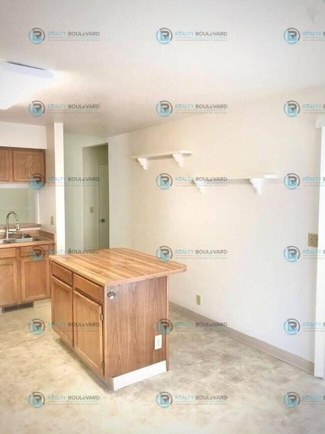 Building Photo - 3BR/2BA Single-Story with Backyard, RV Par...