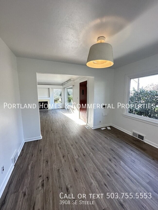 Building Photo - 3908 SE Steele-