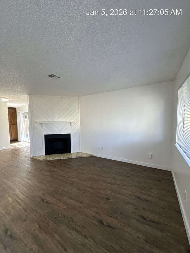 Building Photo - 2710