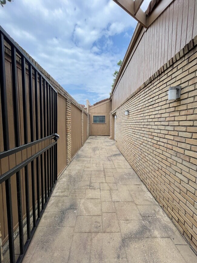 Building Photo - Live in the city of Panorama Village & enjoy all it has to offer: 27-hole golf course, 3 city par...