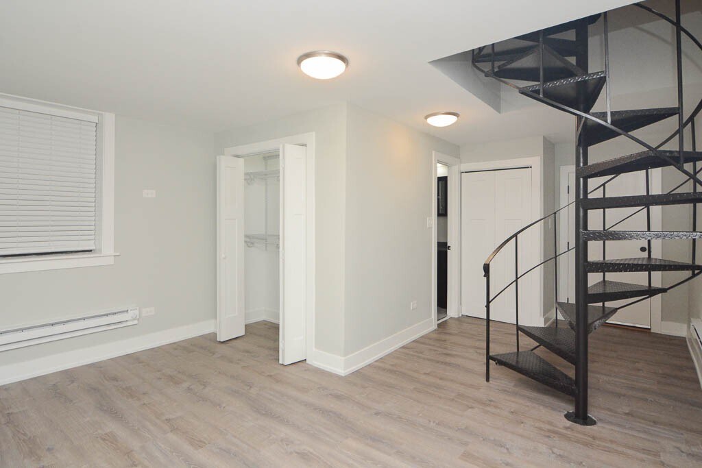 Building Photo - 824 W Cornelia Ave