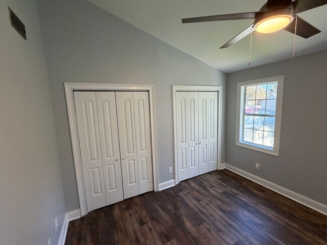 Building Photo - Remodeled bathrooms, new kitchen in this Nashville beauty - REDUCED!!