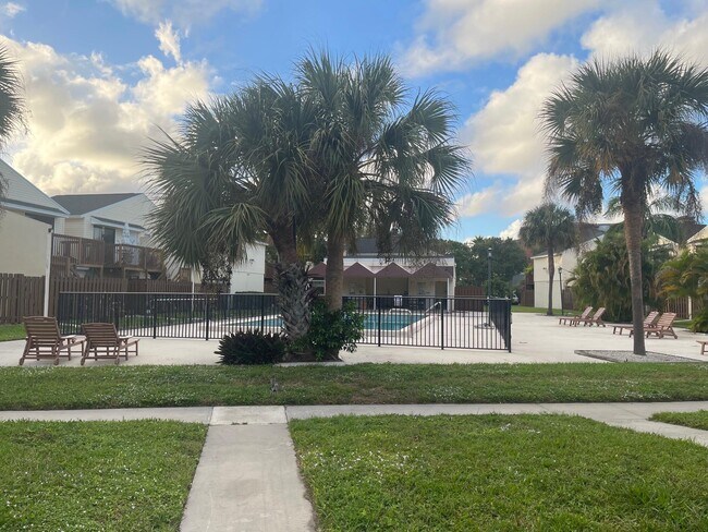 Building Photo - 641 Executive Center Dr