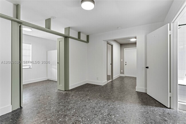 Building Photo - 1085 NE 34th St