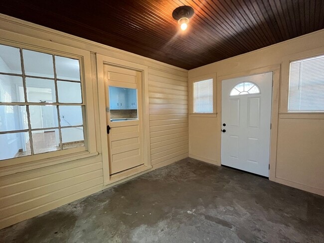 Building Photo - Adorable 2 bedroom 1 bath home in Tulsa.