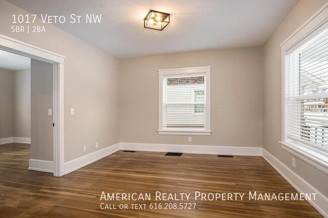 Building Photo - 1017 Veto St NW