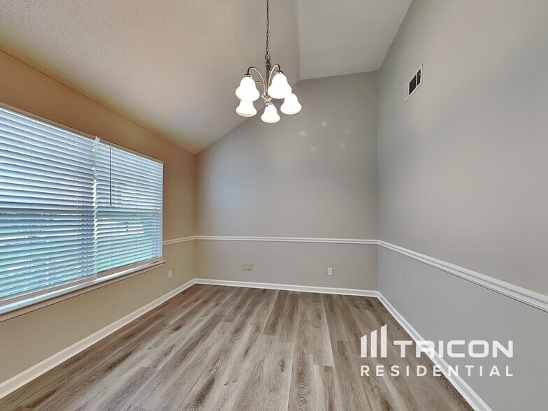 Building Photo - 2075 Mulberry Ln